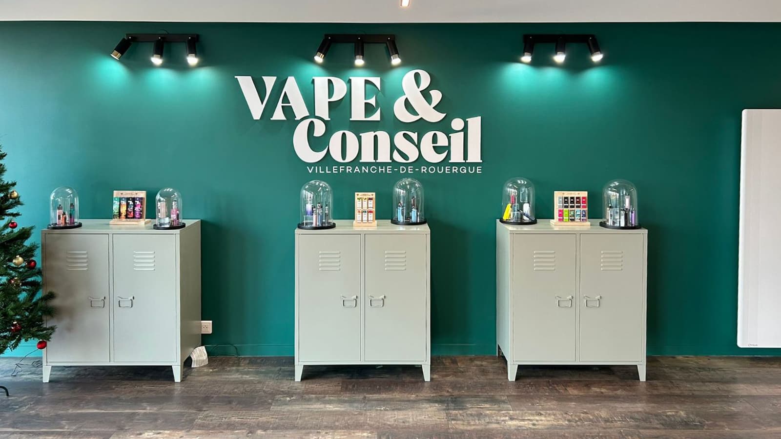 Les cloches de dégustation de la boutique, sous l’enseigne Vape & Conseil : c’est là que Stéph fait goûter les e-liquides.